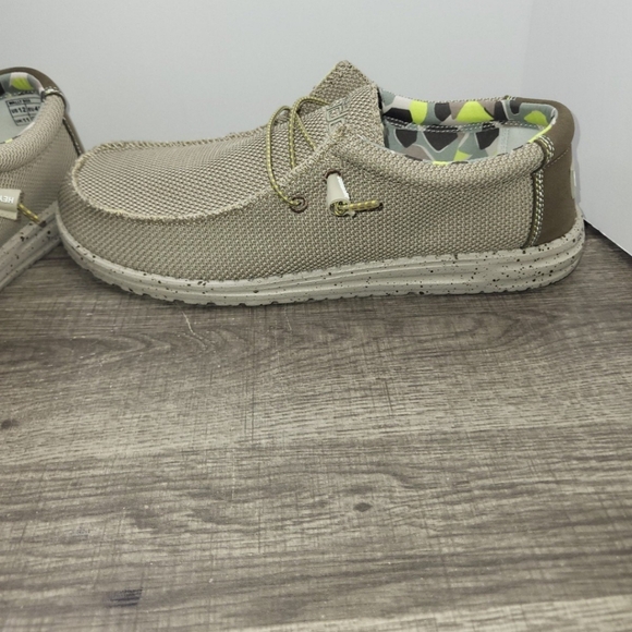 Hey Dude Mens Wally Sox Camel Low Top Slip On Loafer Shoes New Size 8 - Picture 2 of 8